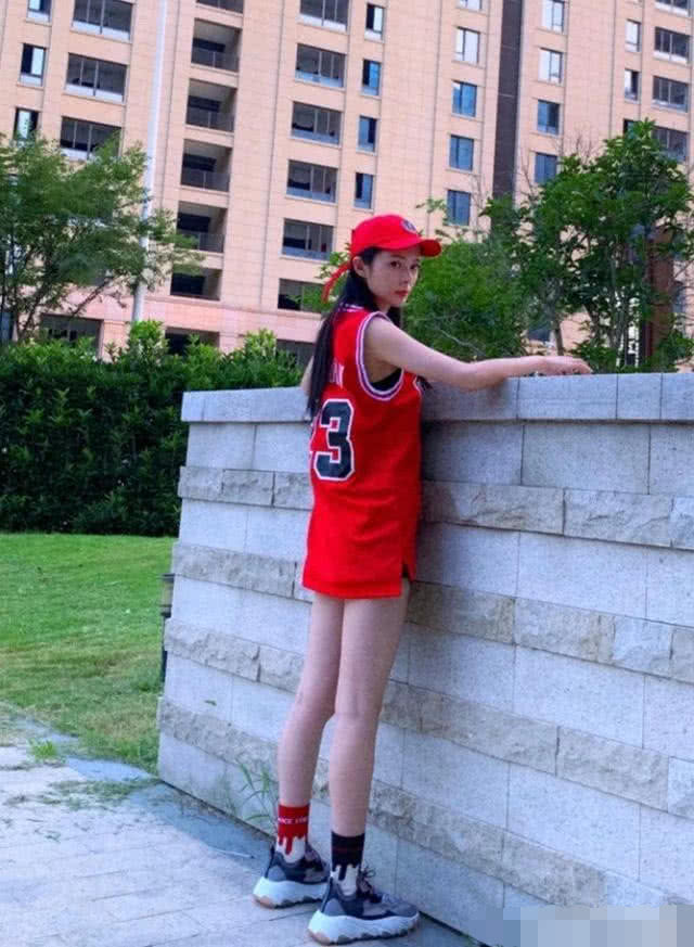 美女傅菁出门凹造型太随性,袜子穿错也不管,加鞋意外显腿长3公分