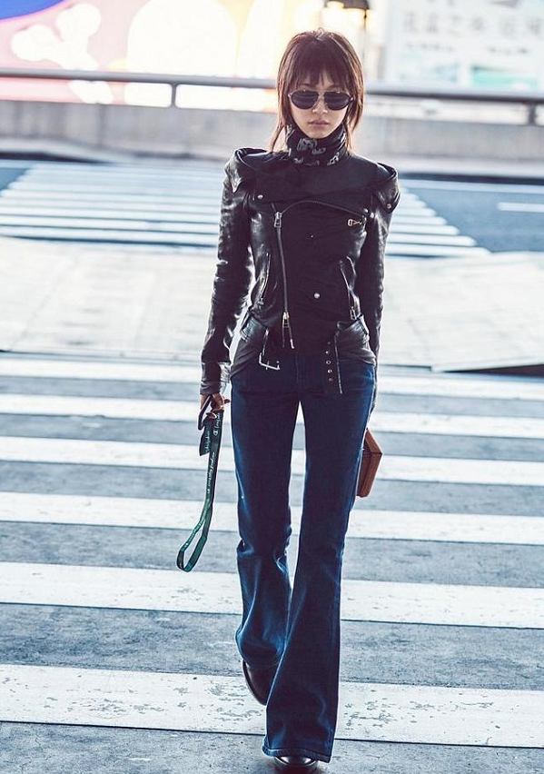 王子文机场街拍 露肩皮夹克配喇叭裤凹出了1米8的气场