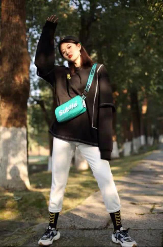 男女都百搭“斜挎包”,喜欢穿城市户外风的你,背上包包更加帅气