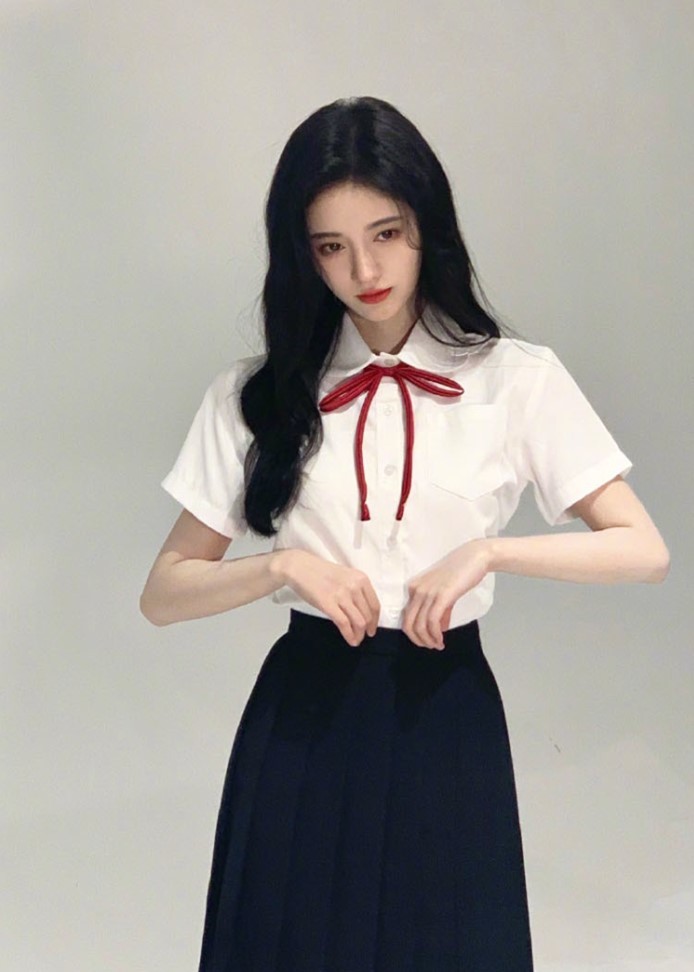 美女鞠婧祎说自己上学没人追,看到她未出道前生图照:换我也不敢下手