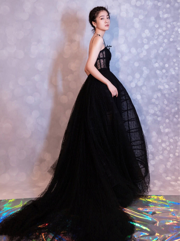 周冬雨和张雪迎这两位美女同样搭配薄纱吊带裙,少女感不相上下!