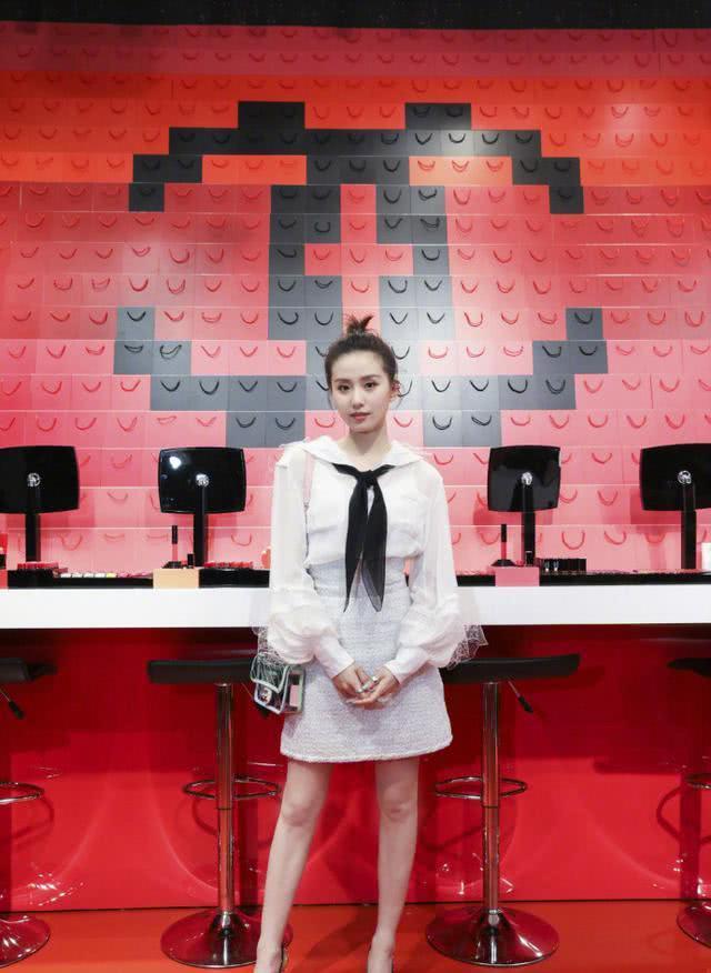 气质美女刘诗诗穿白裙出席活动,至少减龄十岁