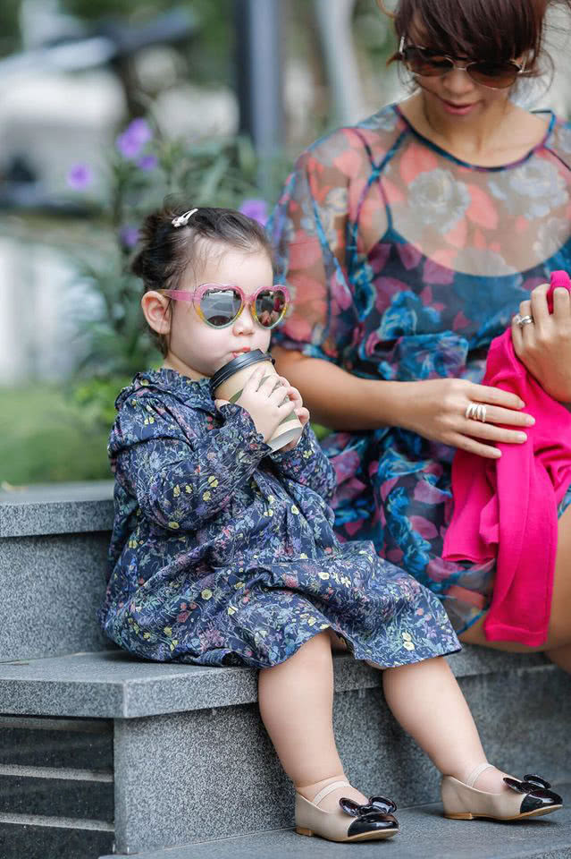 37岁超模成“晒娃狂魔”,混血女儿不到2岁已有数百件名牌衣服