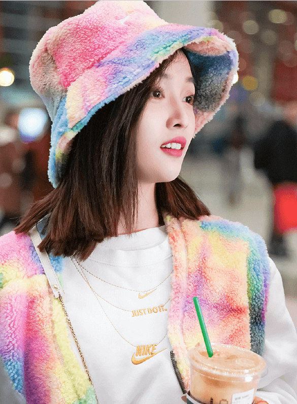 美女吴宣仪机场街拍:穿彩色马甲戴彩色渔夫帽一身彩虹穿搭,甜美又可爱
