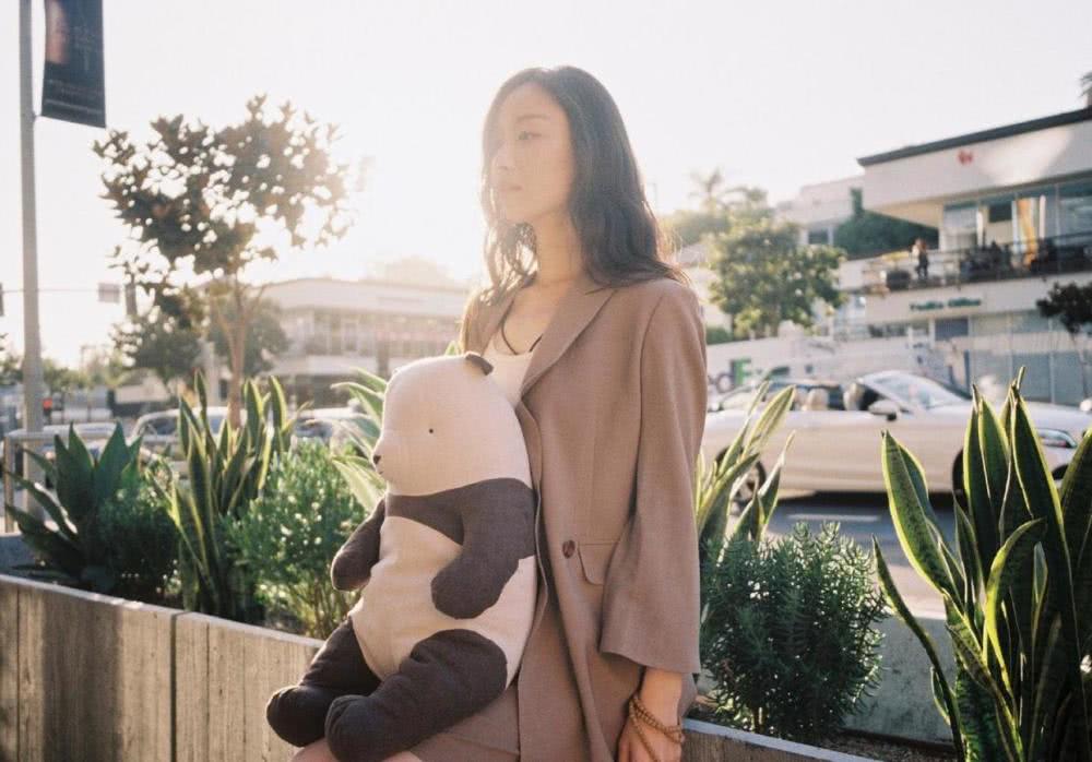 倪妮卷发搭配西服LOOK套装,配小白鞋个性时髦又抢眼