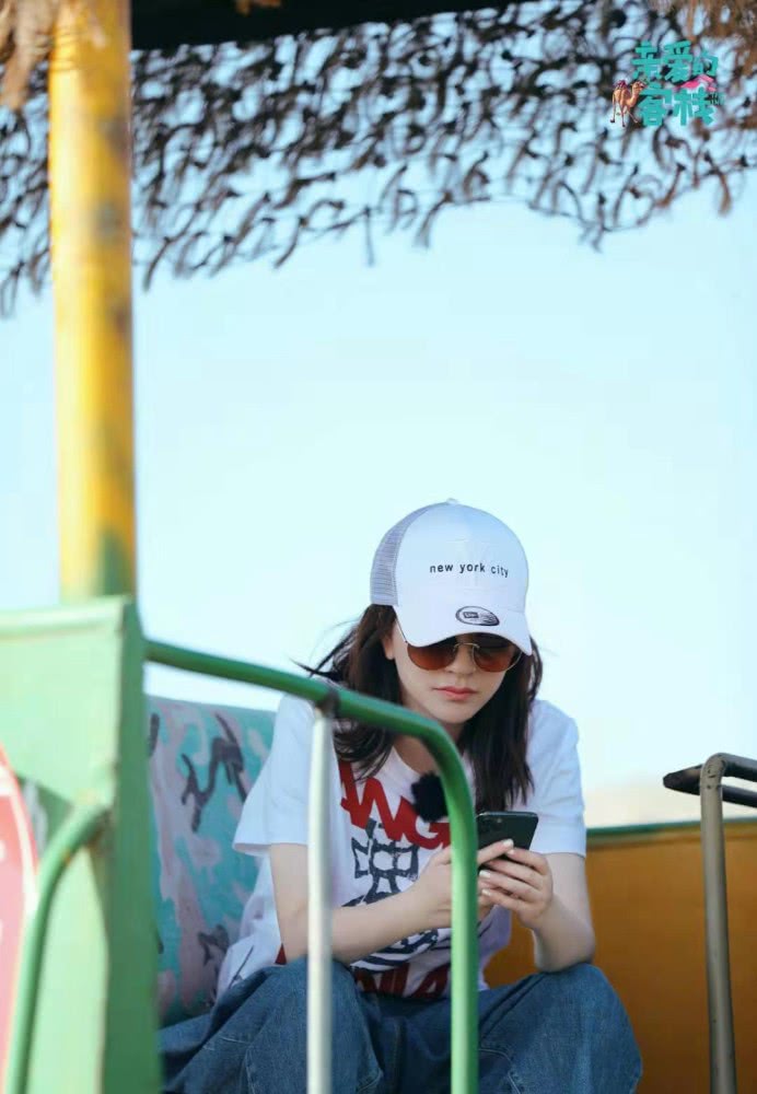 李小冉录制《亲爱的客栈》，颜色高T恤搭牛仔裤就很有范儿