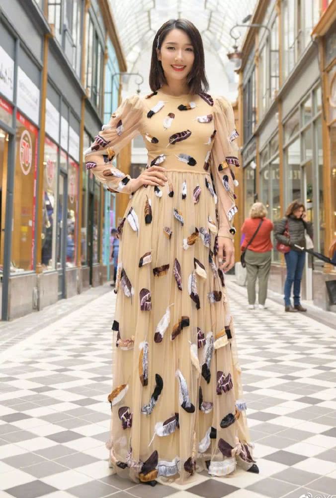 草莓身材的女人怎么穿才不显肩宽?穿这种长裙让你美得优雅还高级