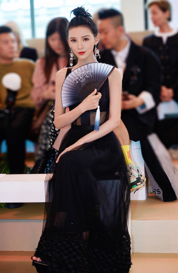 美女张予曦穿“睡裤”出镜,这造型让人看呆了