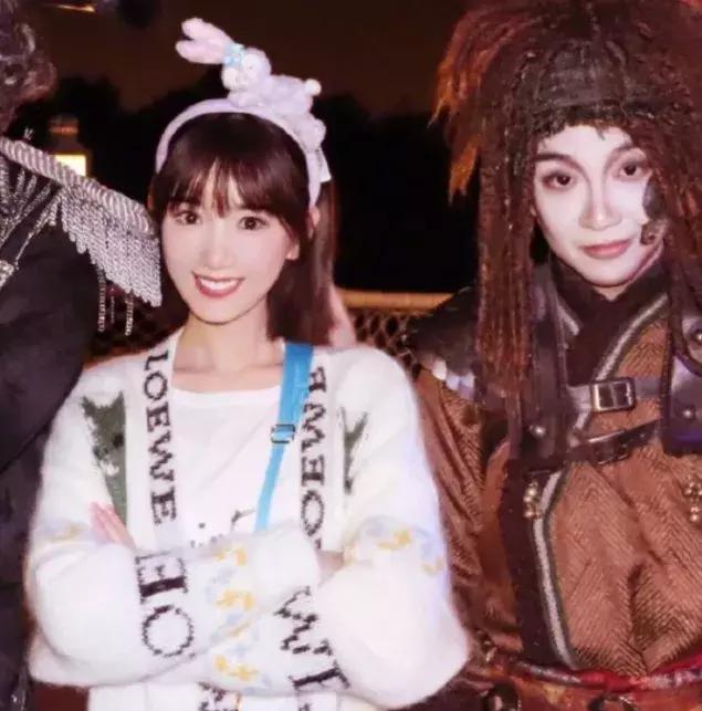 分手两年,陈翔还是早前的陈翔,而毛晓彤却早已脱胎换骨了