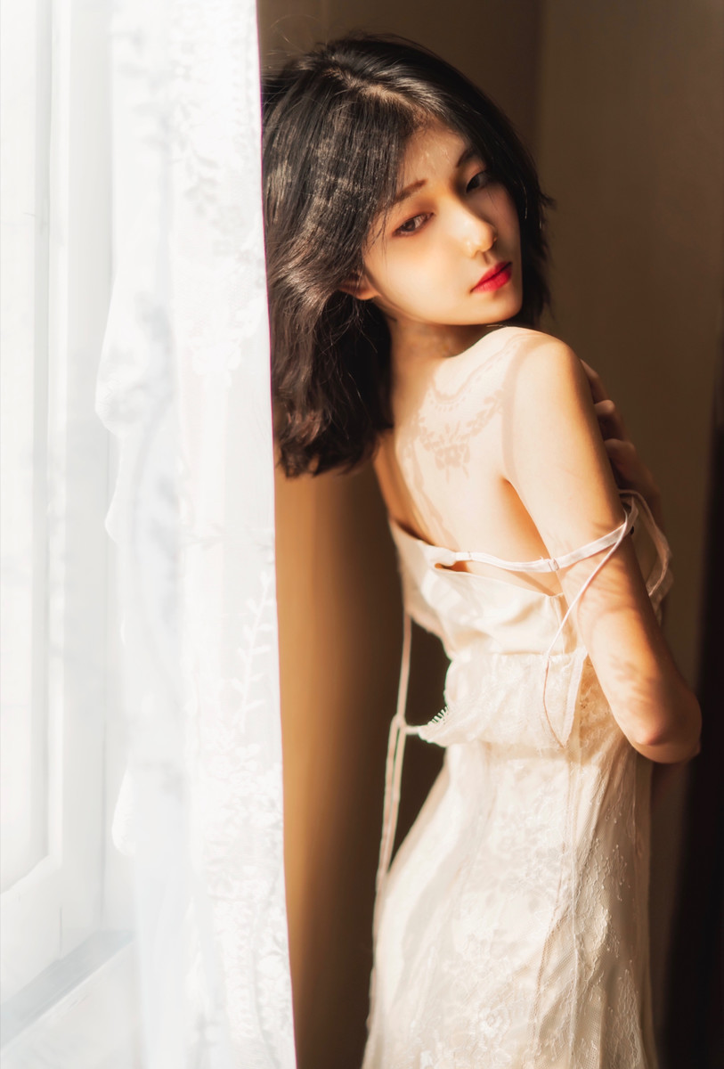 极品尤物美女蕾丝吊带大胆诱惑光影写真