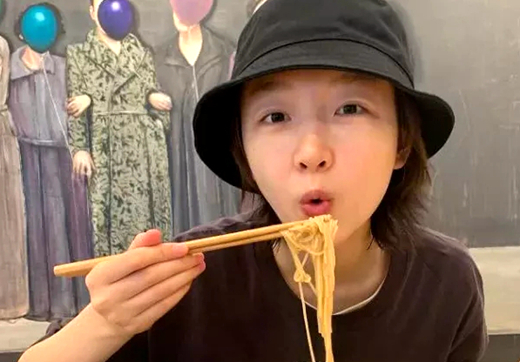 周冬雨吃泡面却被指“炫富”?看清旁边的配菜:一般人吃不起!