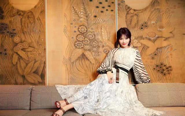 时尚辣妈刘涛穿礼服裙，白色优雅黑色气质，换发型后人更美了！