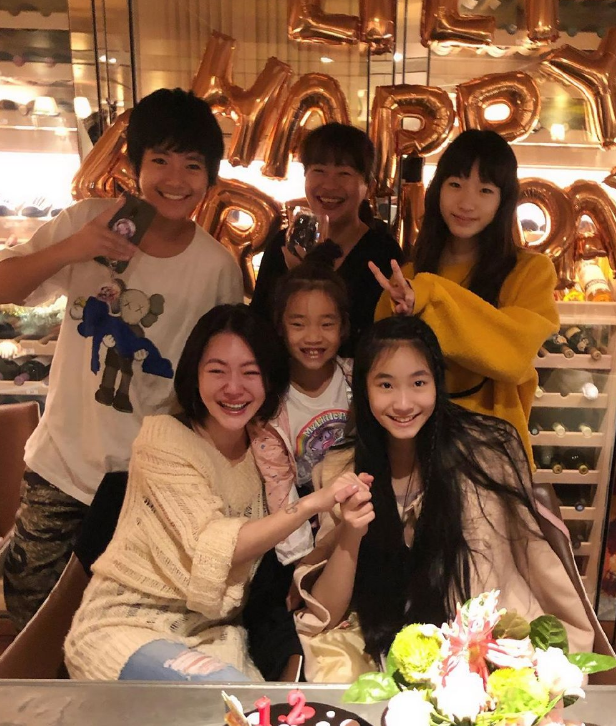 小S二女儿生日，姨妈大S包场庆祝，12岁许韶恩美艳不输姐姐