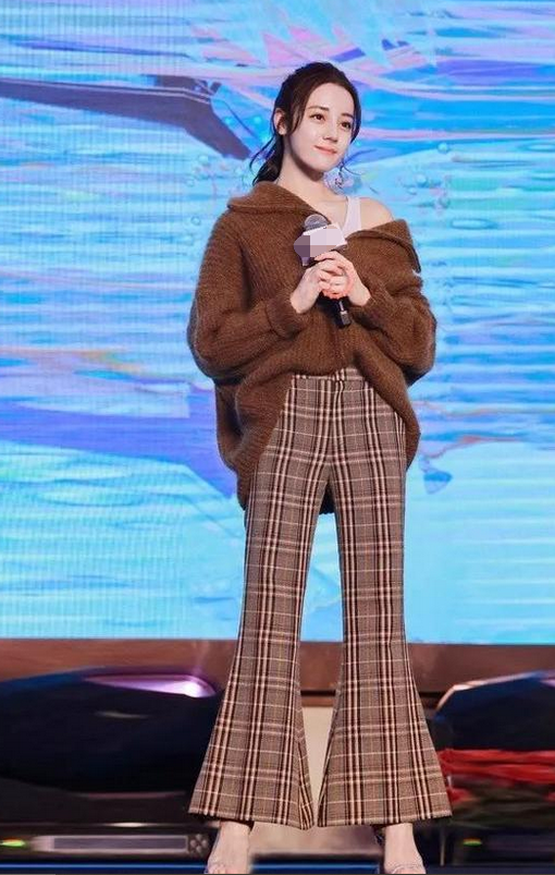 秋冬穿搭换件V领毛衣，发现不一样搭配的自己