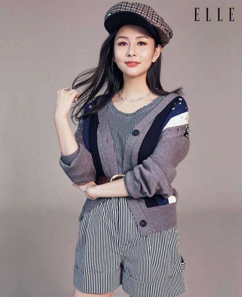 比妈妈还美？邱淑贞女儿沈月首登封 简约造型甜笑超灵动