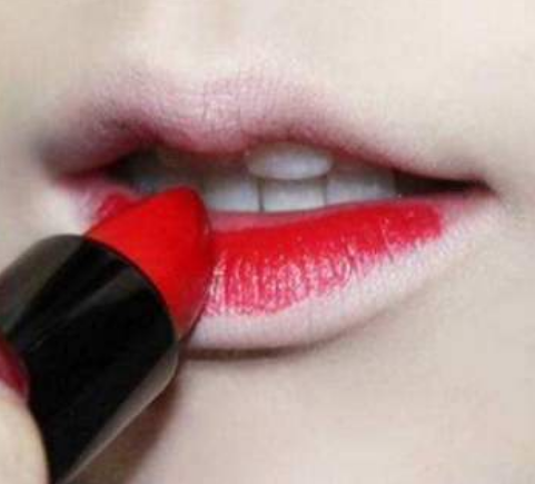 涂口红时千万别“直接抿”,3个小妙招,唇妆好看还“不沾杯”呦!