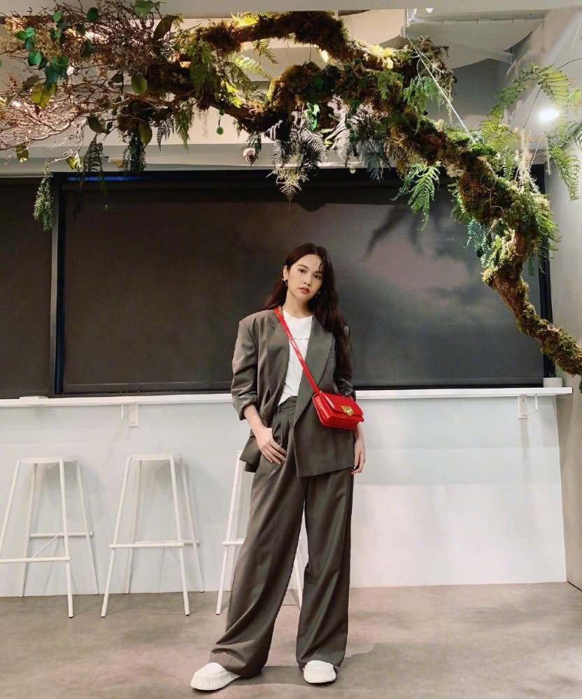 可爱美女杨丞琳身穿拼接针织连衣裙演出，完全逆生长