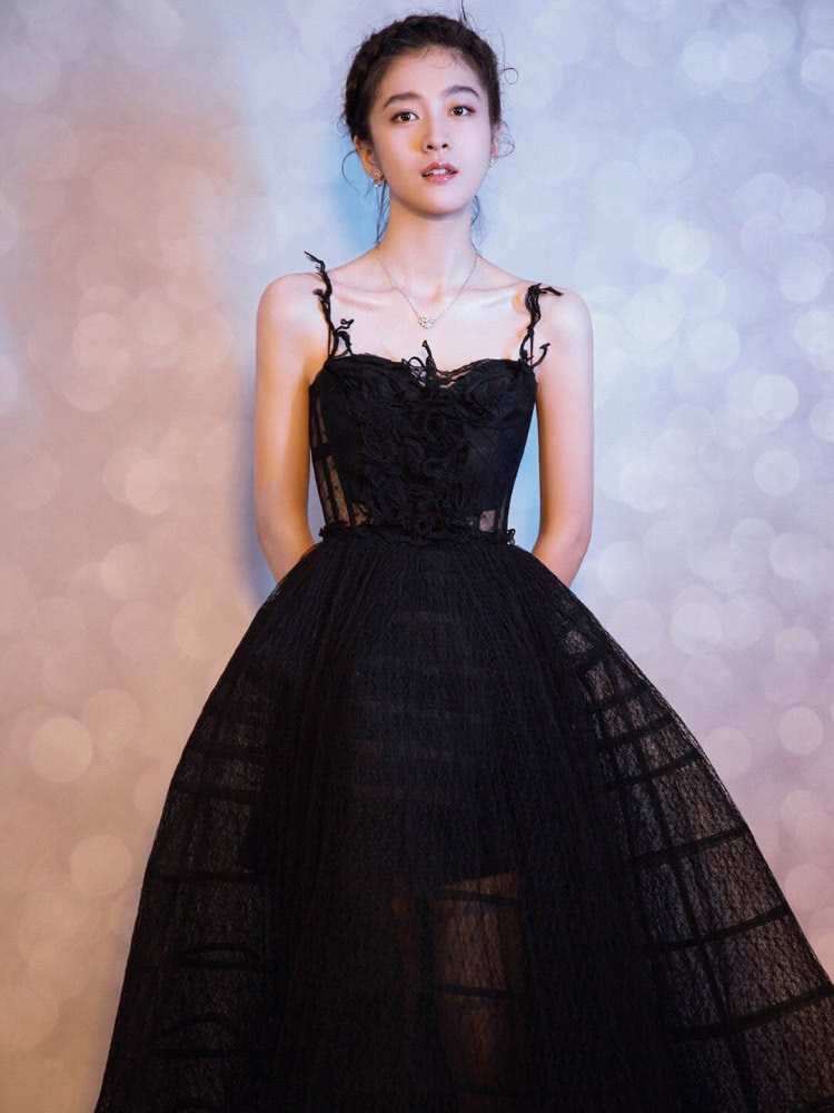 周冬雨和张雪迎这两位美女同样搭配薄纱吊带裙,少女感不相上下!