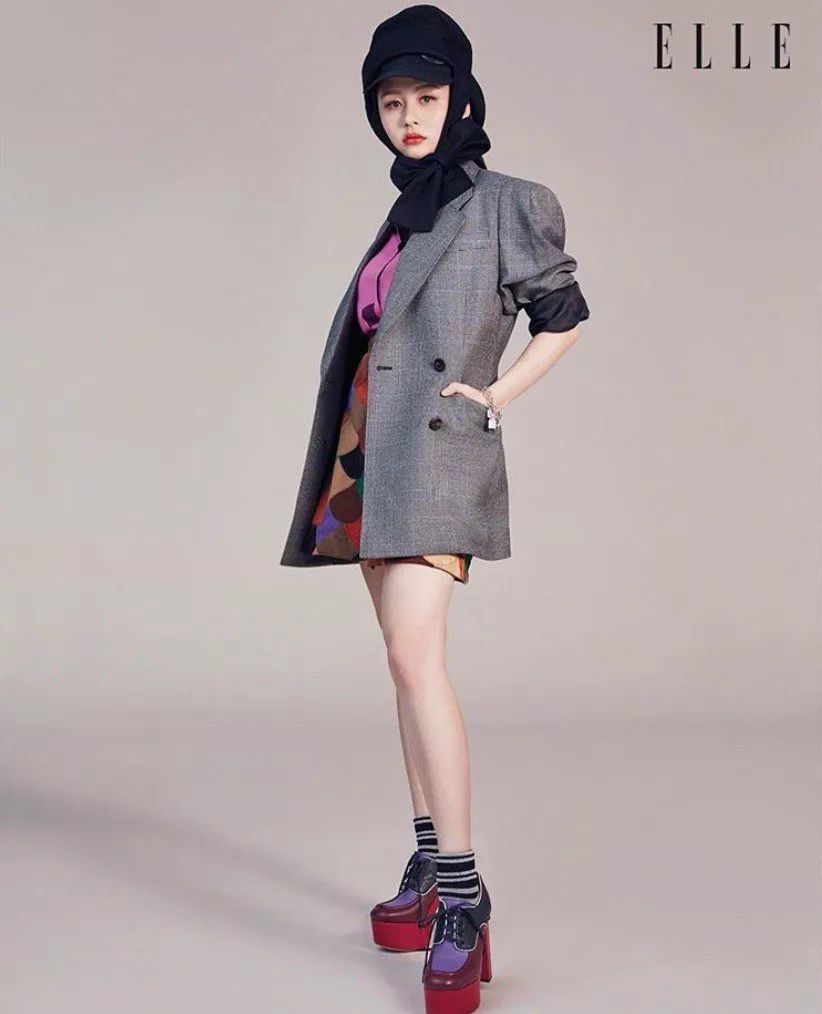 比妈妈还美？邱淑贞女儿沈月首登封 简约造型甜笑超灵动