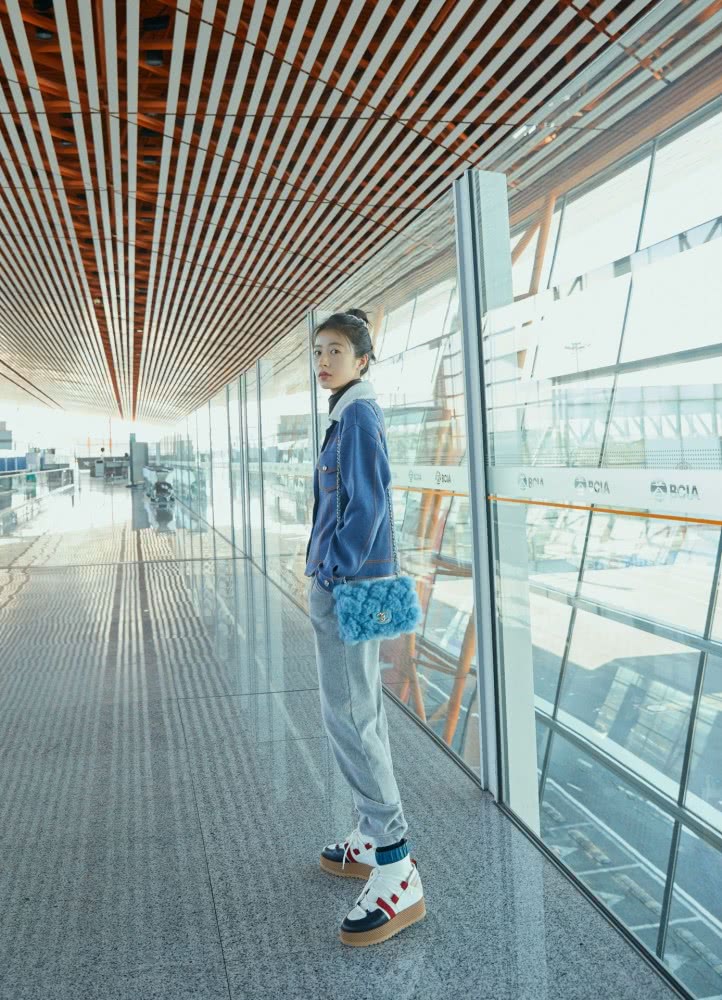 美女周雨彤最新机场街拍:纯色针织衫+丸子头太有青春气息