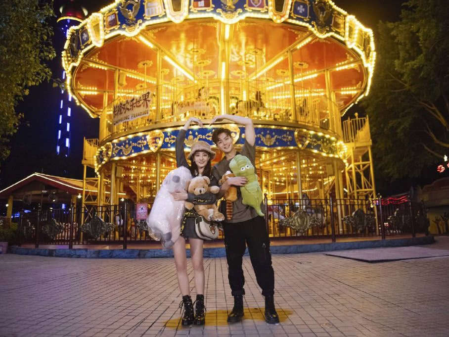 徐璐张铭恩游乐园约会,清纯与复古风任意切换,解锁情侣拍照姿势