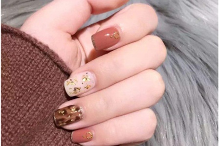 美甲图片2019新款式秋冬季流行,显手白的深色美甲大全