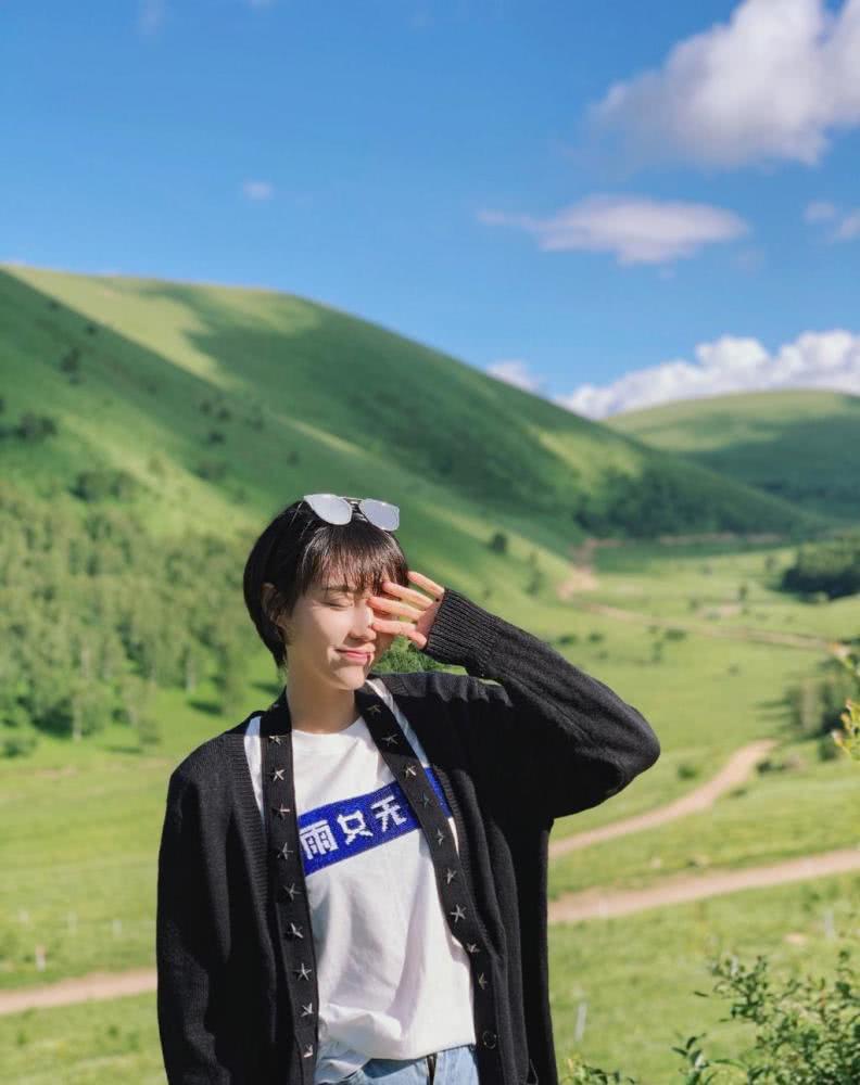 李欣燃个性穿搭法，休闲中带着慵懒，看起来很舒适