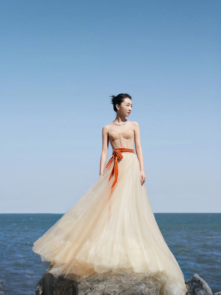 周冬雨和张雪迎这两位美女同样搭配薄纱吊带裙,少女感不相上下!