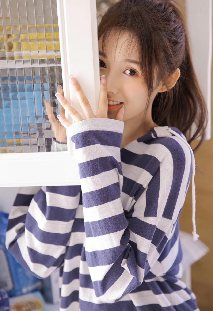 元气清纯美女美腿丝袜居家写真图片