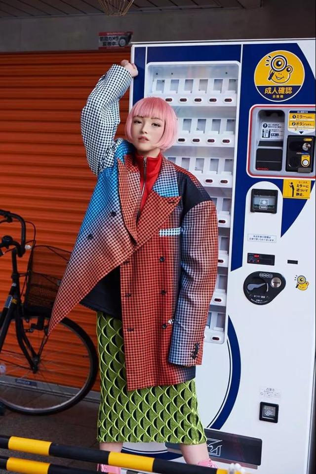 凭张“假脸”就能坐拥几十万粉丝?虚拟网红还很会带货!