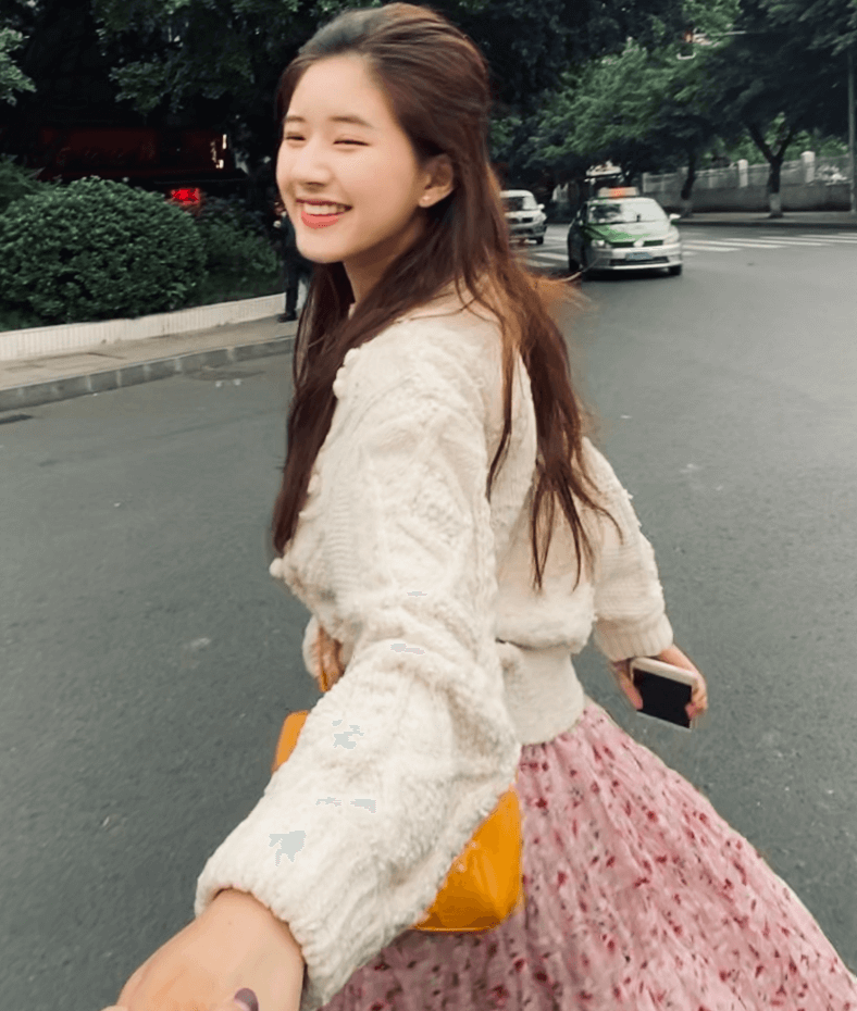 赵露思也长的太好看了吧,简单又不出彩的碎花裙,她穿上后却美成初恋