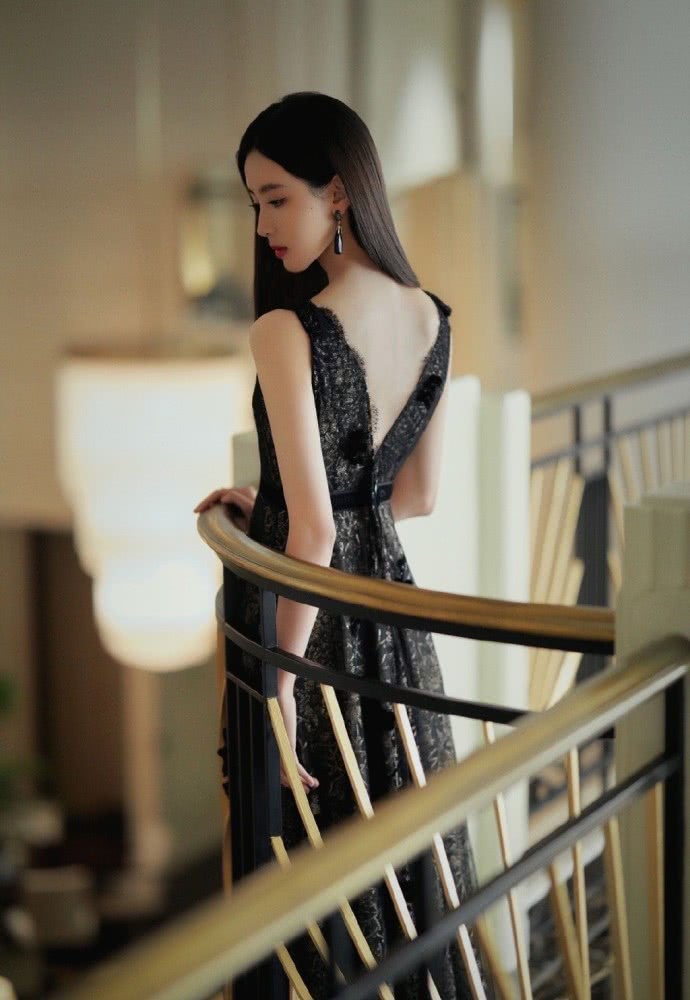 陈都灵穿亮片V领礼服,配长发优雅到让人心醉