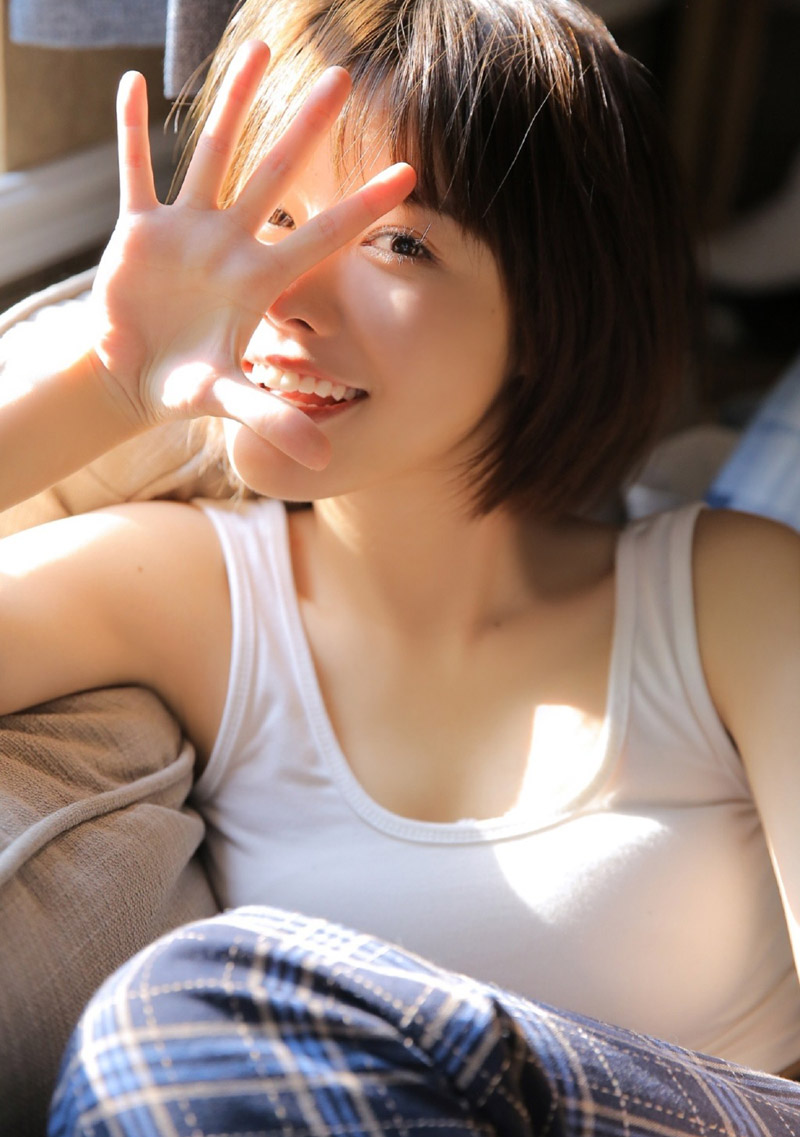 白嫩丰满的漂亮美女撩人写真图片