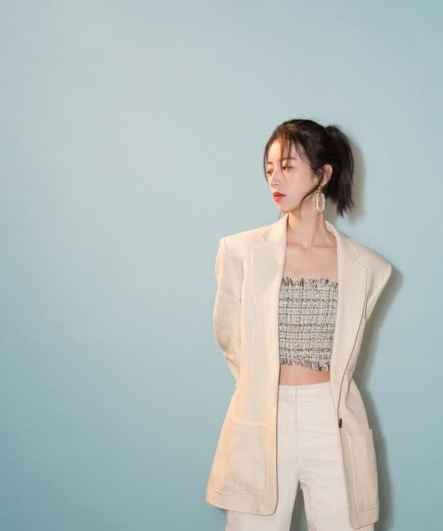 美女周雨彤穿西装外套露出让人羡慕的“蚂蚁腰”,气场太好