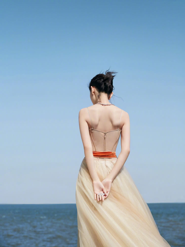 周冬雨和张雪迎这两位美女同样搭配薄纱吊带裙,少女感不相上下!