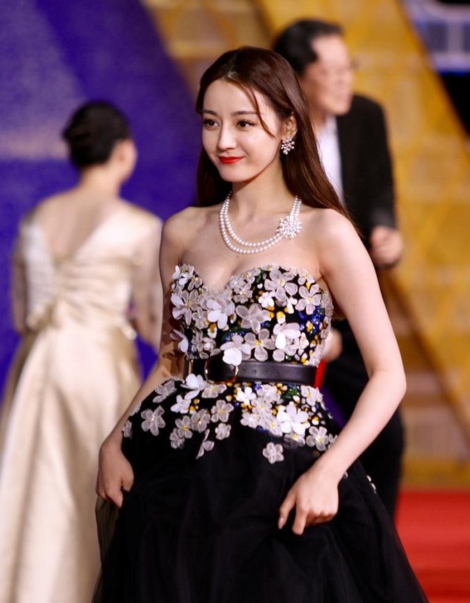 美女迪丽热巴难道是真人版洋娃娃?一袭花朵裙娇美动人,越看越精致