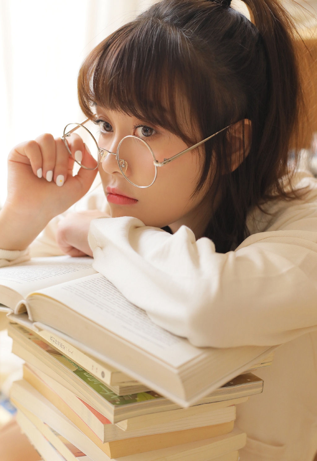 白皙养眼美女撩人美腿写真图片