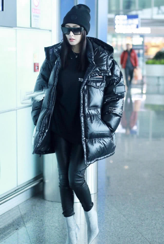 张天爱羽绒服到皮裤漂亮大气，气质全开