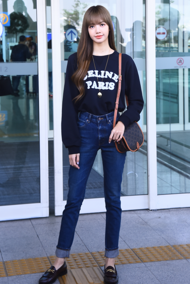 论穿西装就服LISA，把西装硬穿成了露肩裙，这身材太完美