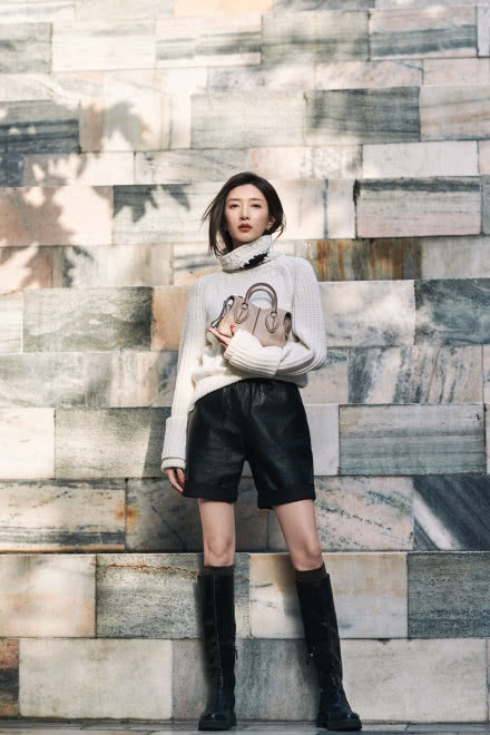 高领毛衣穿起来！郑爽展现“大佬风”，杨幂骑行裤秀筷子腿