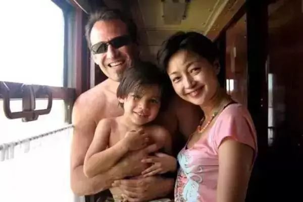 最美郭襄李绮红混血儿子曝近照,15岁高大帅气,还很有运动天赋