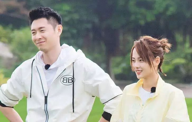 “神秘”富二代，凭借大1岁妻子迅速走红，多次“抢”王思聪c位