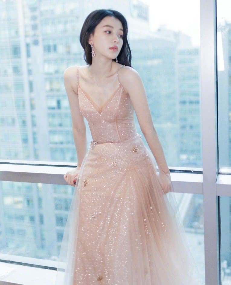 美女孙怡穿“保鲜膜裤”,当坐下那一刻,难怪董子健非要早早娶回家