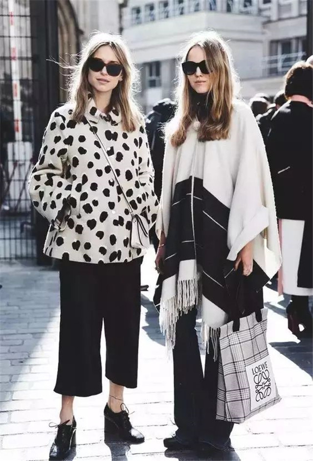 欧美街拍:秋冬穿大衣都不会选这几种裤子,廉价又没气质