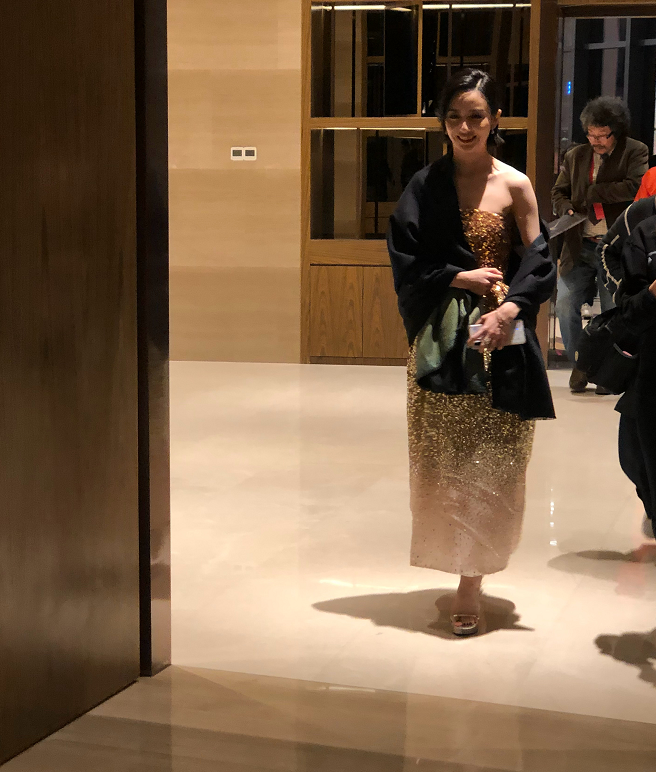 美女明星佟丽娅换短发，意外美成焦点