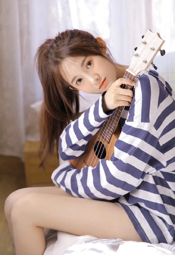 元气清纯美女美腿丝袜居家写真图片