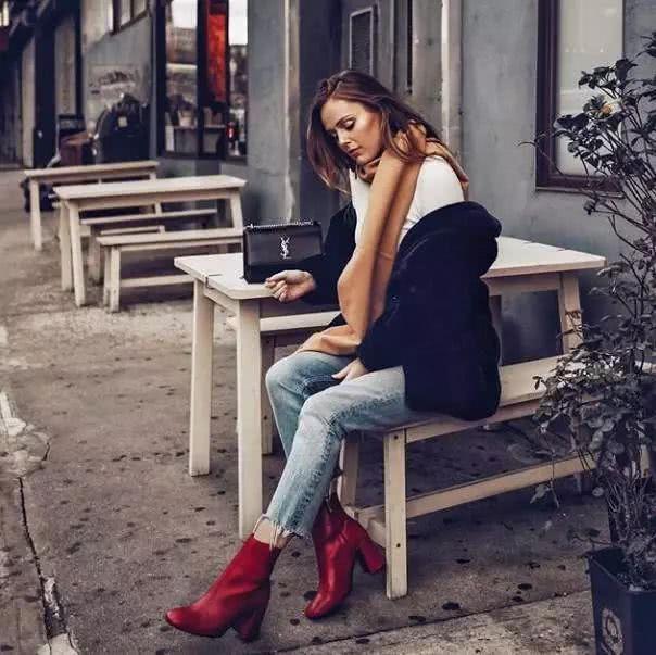 牛仔裤搭配小红靴让你个性拉风，变美还立马温暖加倍