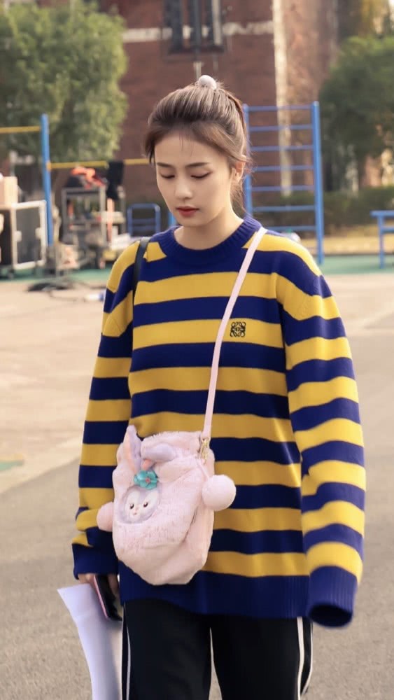 新晋初恋美女白鹿拍摄现场,黄蓝条纹上衣配校裤,兔子包太抢眼