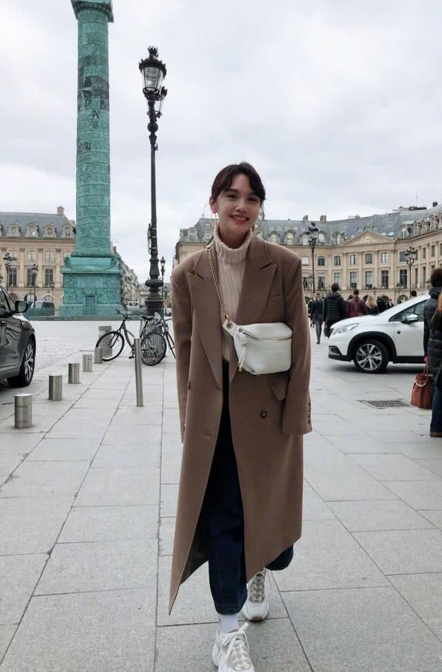 杨丞琳现身签唱会,穿一身蓝色连衣裙,优雅又迷人