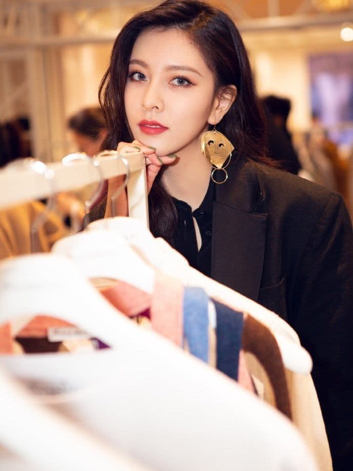 美女宋妍霏只是多解了一颗扣子，居然也打扮的很惊艳！